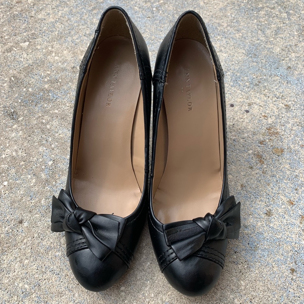 Ann Taylor black leather bow heels size 8.5